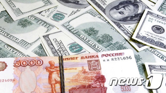 미국 달러화와 러시아 루블화 <출처=러시아 관영채널 RT 갈무리> © News1