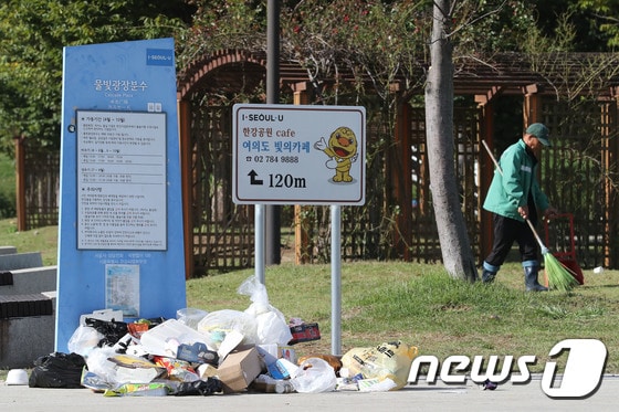 서울 여의도 한강공원에서 환경미화원들이 쓰레기를 청소하고 있다. /뉴스1 © News1 임세영 기자