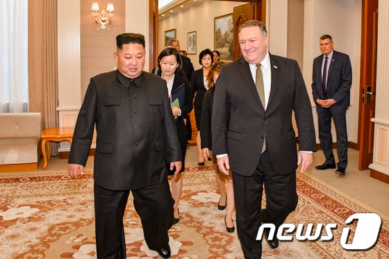 김정은 북한 국무위원장(왼쪽)과 마이크 폼페이오 미국 국무장관 (미 국무부 제공) 2018.10.8/뉴스1