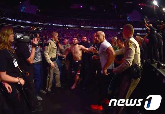 UFC의 하빕 누르마고메도프(가운데). © AFP=News1
