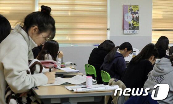 막바지 수능시험 준비에 열중하고 있는 고등학생들. /뉴스1 © News1