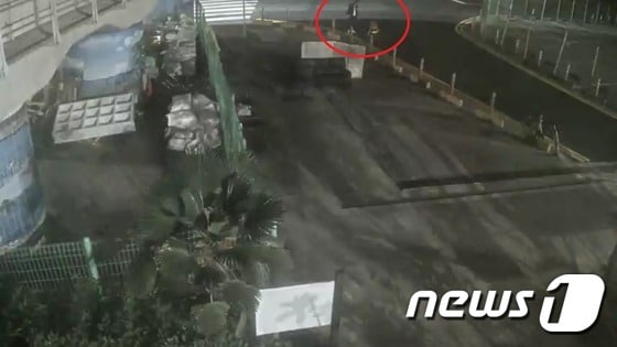 지난 4일 새벽 2시 36분쯤 부산 경남 거제시에 있는 한 선착장에 있는 주차장 앞 길가에서 피의자 박모씨(20)가 피해자 A씨(58·여)를 폭행하는 모습이 담긴 CCTV 화면.(경남경찰청 제공) © News1