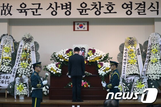 지난 11일 부산국군병원에서 故윤창호씨 영결식이 진행된 가운데 군인들이 헌화하고 있다. © News1 이윤기 기자