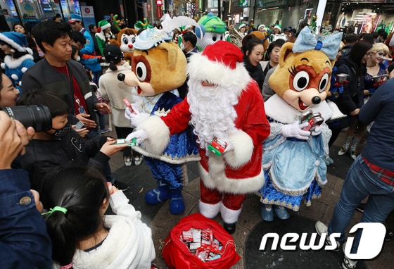 아이들에게 빼빼로를 나눠주는 산타클로스 2018.11.11/뉴스1 © News1 자료사진