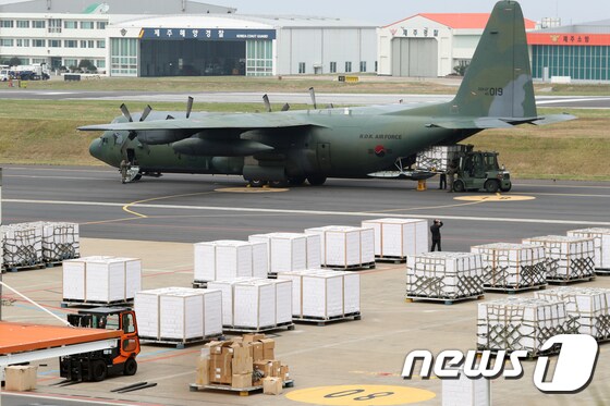 공군이 지난 11일 제주국제공항에서 수송기에 북한에 보낼 제주 감귤을 싣고 있다. 2018.11.11/뉴스1 © News1 이석형 기자
