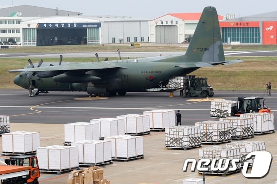 지난 11일 공군이 제주국제공항에서 북한에 보낼 제주 감귤을 군 수송기에 싣고 있다. .2018.11.11/뉴스1 © News1 이석형 기자