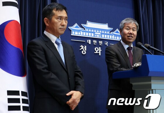 김수현 청와대 정책실장(오른쪽)과 김연명 사회수석. 2018.11.11/뉴스1 © News1 오대일 기자