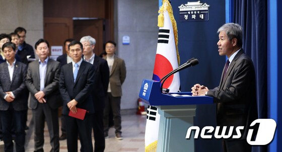 김수현 신임 청와대 정책실장이 11일 오후 청와대 춘추관에서 열린 기자간담회에서 취임 포부와 정책방향에 대해 설명하고 있다. 2018.11.11/뉴스1 © News1 오대일 기자