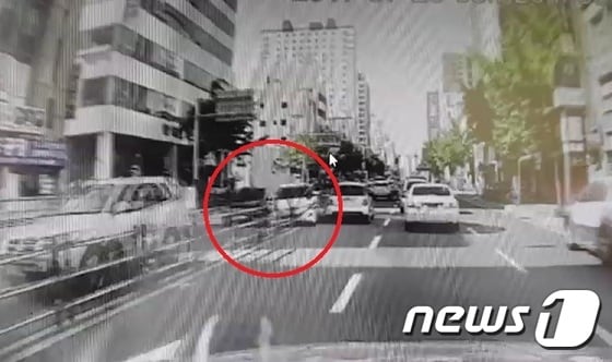 피의자들이 렌터카를 타고 일부러 교통사고를 내기 위해 옆 승용차에 붙는 모습.(부산지방경찰청 제공)© News1