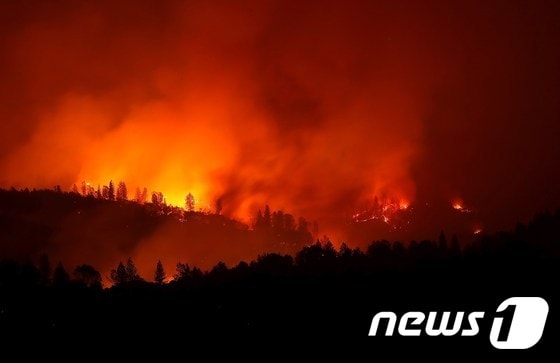지난 11일(현지시간) 캘리포니아 주 오로빌의 캠프파이어가 강풍을 타고 무서운 기세로 산림을 불태우고 있다.  © AFP=뉴스1 © News1 우동명 기자