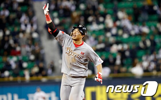 연장 승부 가르는 홈런 날린 SK 한동민 '한국시리즈 MVP'