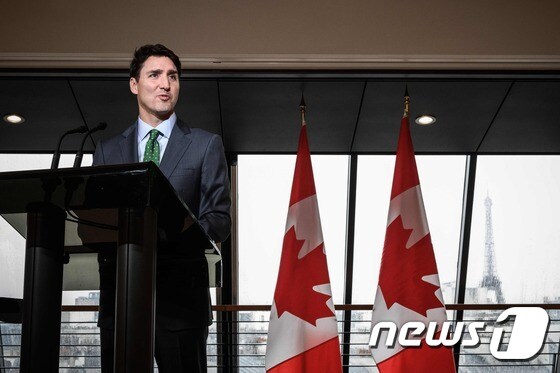 12일(현지시간) 프랑스 파리 내 캐나다 대사관에서 기자회견 중인 저스틴 트뤼도 캐나다 총리. © AFP=뉴스1