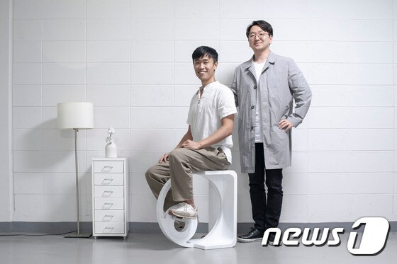 스툴디를 설계한 UNIST 디자인팀 (왼쪽부터)박상진 학생과 박영우 교수.(UNIST 제공) © News1