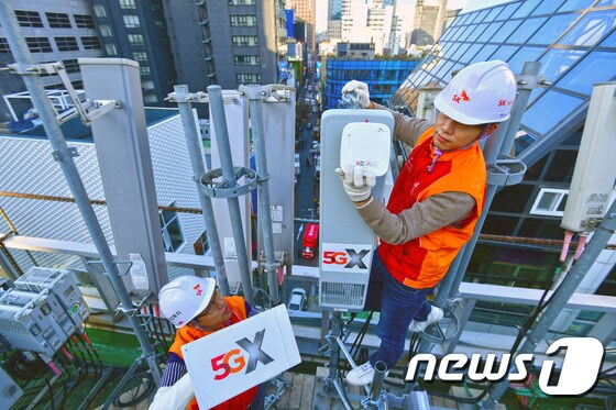 SK 텔레콤 직원들이 서울 중구 명동의 한 빌딩 옥상에서 5G 기지국을 설치하고 있다.  2018.11.14/뉴스1 © News1 안은나 기자