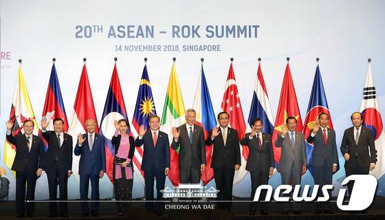 문재인 대통령이 14일 오전(현지시간) 싱가포르 선텍(SUNTEC) 컨벤션센터에서 열린 제20차 한·아세안 정상회의에서 기념 촬영을 하고 있다. (청와대 페이스북) 2018.11.14/뉴스1