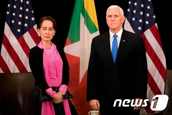 14일(현지시간) 싱가포르에서 열린 제 20차 아세안 정상회의에 참석한 아웅산 수지 미얀마 국가자문역(왼쪽)과 마이크 펜스 미국 부통령. © AFP=뉴스1