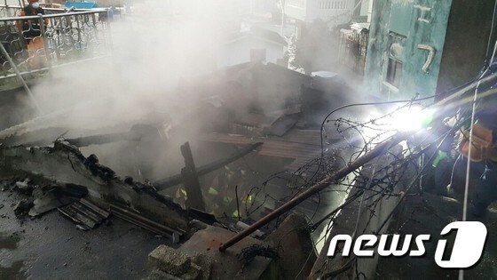 15일 오전 6시5분쯤 부산 부산진구 부암동 주택에서 불이나 20여분만에 진화됐다. 주택이 불에 타면서 까맣게 그을린 모습.(부산지방경찰청 제공)© News1