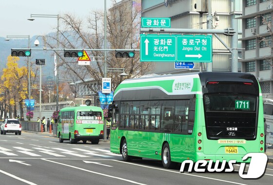15일 오전 서울 세종대로 광화문네거리 인근에 서울시 최초 전기시내버스가 운행되고 있다. 2018.11.15/뉴스1 © News1 신웅수 기자