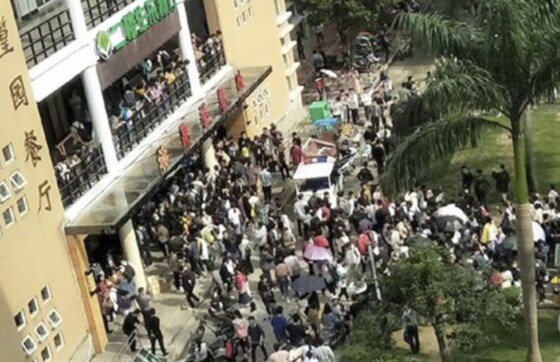 외부 상인들이 대학 구내식당 앞에서 학생들에게 무료로 도시락을 나눠주고 있다 - 웨이보 갈무리