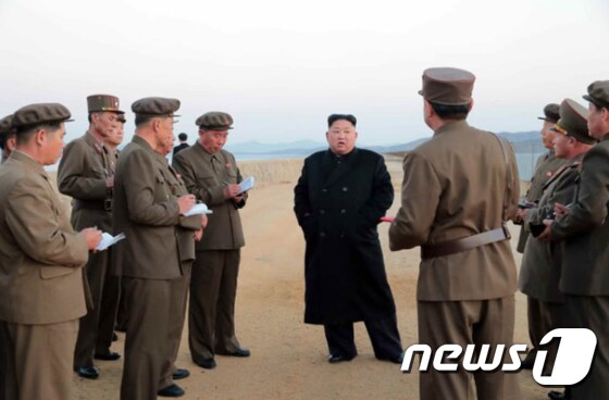 김정은 북한 국무위원장이 새로 개발한 첨단전술무기 시험을 지도했다고 북한 노동당 기관지 노동신문이 보도했다. (노동신문) 2018.11.16/뉴스1 © News1 이승배 기자