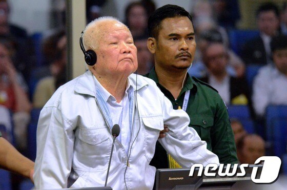 집단학살 혐의에 대해 유죄 판결을 받는 키우 삼판 전 국가주석(왼쪽) © AFP=뉴스1