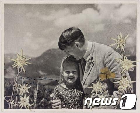 히틀러와 로사 베르닐레 니에나우로가 찍힌 사진. 사진 속에는 '친애하는 로사 니에나우에게 아돌프 히틀러가 1933년 6월16일'이라는 히틀러 친필이 들어가 있다. <출처=CNN 갈무리> © News1