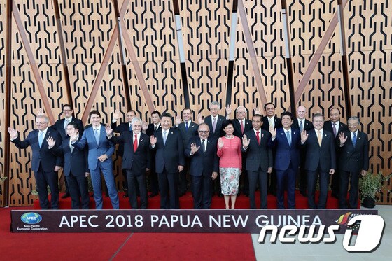 아시아·태평양경제협력체(APEC) 정상회의 참석한 각국 정상들이 기념촬영을 하고 있다.(청와대 제공)2018.11.18/뉴스1