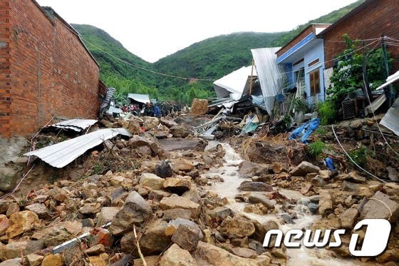 베트남 중부 지역을 강타한 태풍 '도라지'의 피해 현장 ⓒ AFP=뉴스1