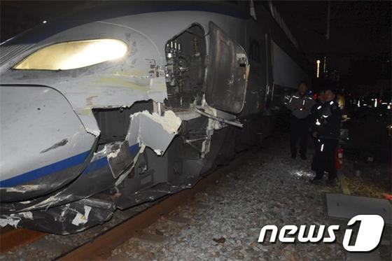 19일 새벽 서울역 앞 500m 지점 선로에서 KTX 열차가 작업 중인 던 포크레인과 충돌했다. 이 사고로 포크레인 기사 등 현장 노동자 3명이 다쳐 병원으로 옮겨졌다. 또한 열차에 타고 있던 승객 149명이 하차해 선로를 걸어서 역사로 이동했다. (용산소방서 제공) 2018.11.19/뉴스1