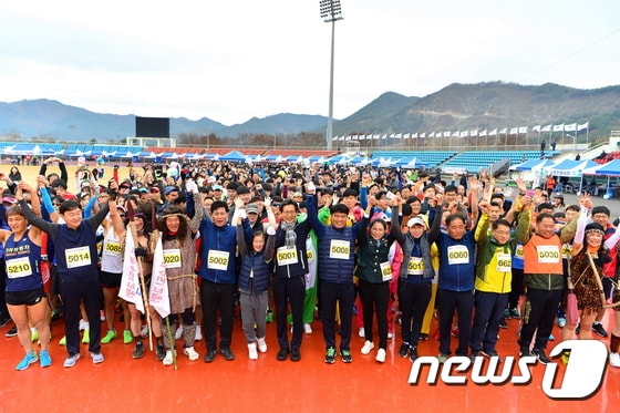 <br />제16회 고창 고인돌마라톤대회’가 전국에서 모인 4000여명의 선수들과 가족 등 7000여명이 참석한 가운데 18일 전북 고창공설운동장에서 개최됐다.  참가자들이 출발에 앞서 환호하고 있다. © News1
