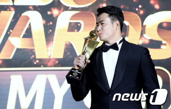  2018 신한은행 마이카 KBO리그 시상식에서 KBO MVP를 수상한 두산 김재환 .© News1 박정호 기자