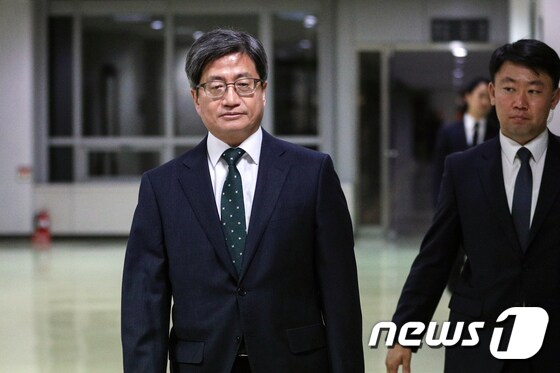 법관회의 참석 판사들 만나는 김명수 대법원장 '굳은표정'