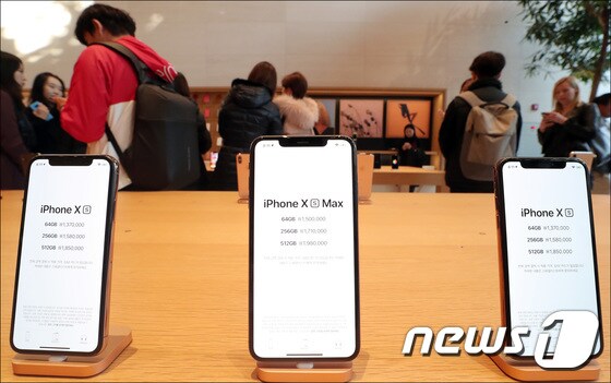 애플 신제품 아이폰 Xs·Xs 맥스·아이폰 XR 등이 정식 출시된 2일 오전 서울 강남구 신사동 애플 가로수길 매장에서 구매자들이 제품을 둘러보고 있다./뉴스1