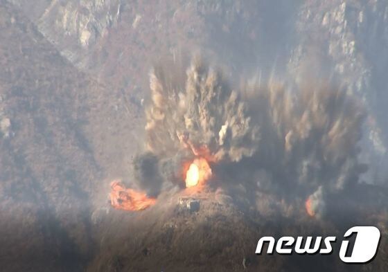 지난달 20일 오후 중부전선에서 북한측 GP 폭파가 이뤄지고 있다. (국방부 영상 캡처) ⓒ News1