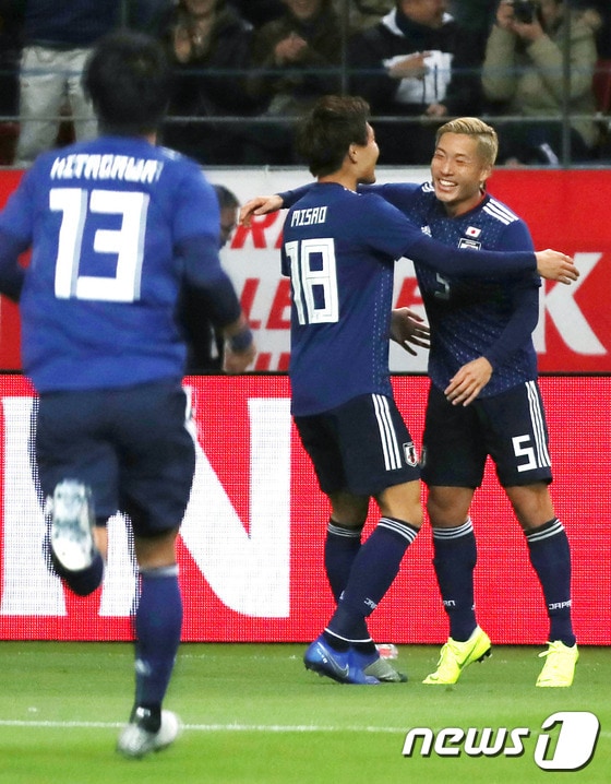 일본이 20일 일본 도요타의 도요타 스타디움에서 열린 키르기스스탄과의 평가전에서 득점 후 기뻐하고 있다. © AFP=News1