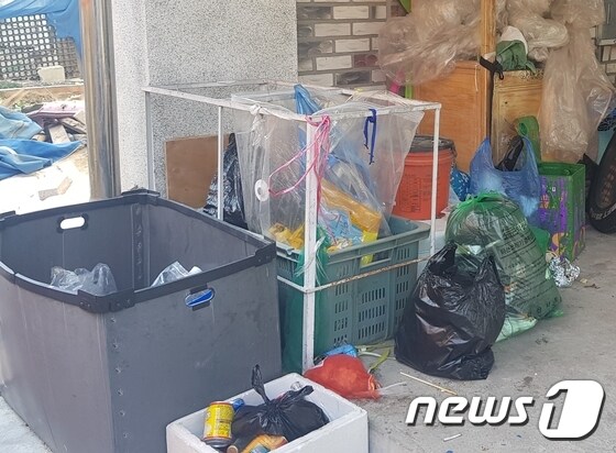 신생아가 유기된 전북 익산시 한 원룸 앞 쓰레기 수거장.2018.11.23/뉴스1 © News1 박슬용 기자