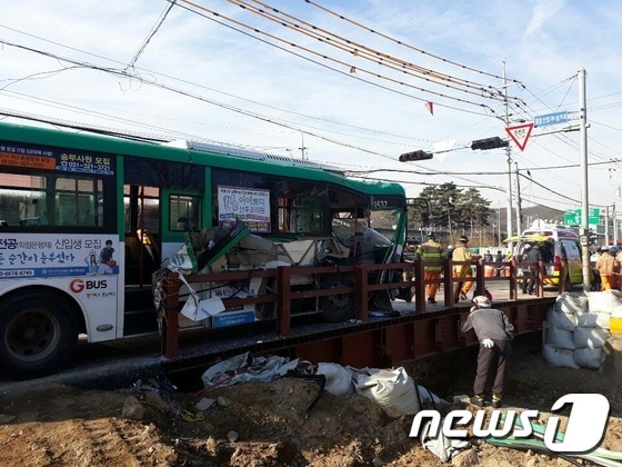 H빔을 들이 받은 사고 버스(경기도소방재난본부 제공)© News1