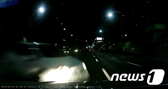지난달 24일 오전 서울 교대역 근처 도로에서 피의자 조모씨가 운전하는 차량이 중앙선을 넘어 택시와 충돌하기 직전 모습. 2018.11.26/ © News1