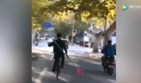 자전거를 타면서 창술을 하고 있는 청년- 중국의 유트브인 텐센트 비디오 갈무리