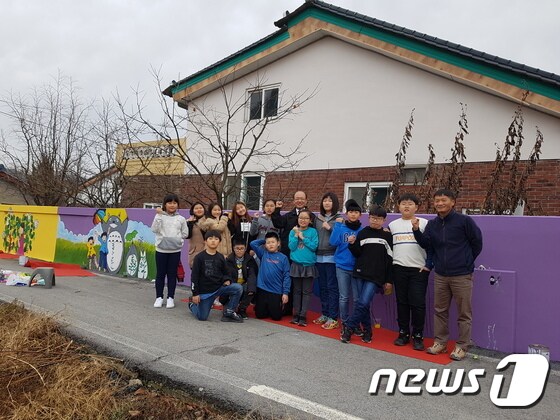 전북 고창군 아산초등학교(교장 김미순) 학생들이 교사와 주민들과 함께 힘을 모아 아름다운 벽화로 마을에 활력을 불어넣었다. © News1