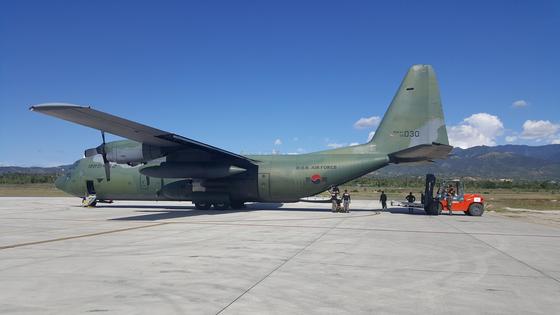 인도네시아 지진 피해와 관련한 인도적 지원을 위해 지난 9일 2차로 현지 파견됐던 공군 C-130H 수송기 1대가 임무를 마치고 30일 오후 10시께 서울공항으로 복귀한다. (공군 제공)
