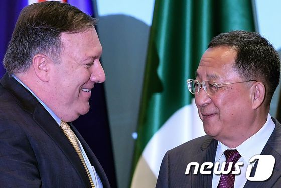 마이크 폼페이오 미국 국무장관(왼쪽)과 리용호 북한 외무상 <자료사진> © AFP=뉴스1