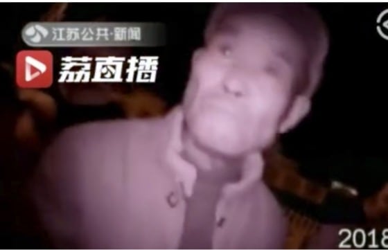 극심한 스모그로 길을 잃은 할아버지 - 장쑤TV 화면 갈무리