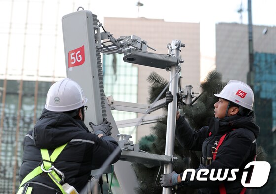 서울 세종대로 인근에 위치한 기지국에서 KT 관계자들이 막바지 점검을 하고 있다.  © News1 이재명 기자