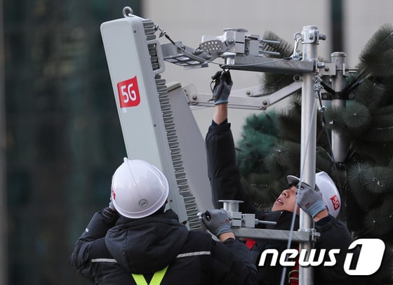 서울 세종대로 인근에 위치한 5G 기지국을 KT 관계자들이 점검하고 있다. 2018.11.30/뉴스1 © News1 이재명 기자