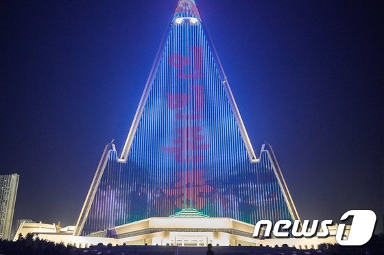 105층의 위용을 자랑하는 류경호텔의 야경 모습. NK뉴스는 