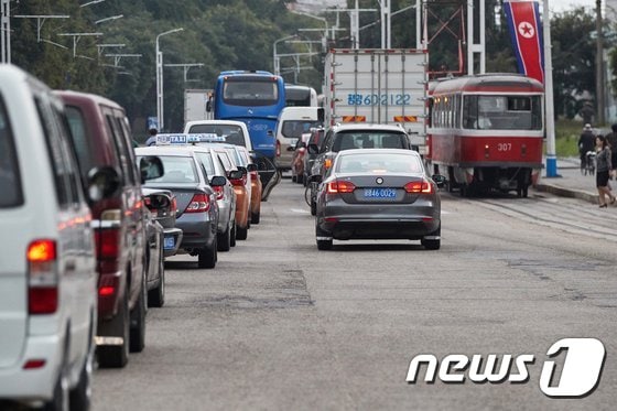 평양 시내에서도 이제 교통 체증이 흔한 일이라고 한다. NK뉴스는 