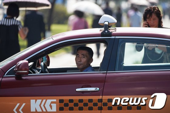 평양에도 택시가 있다. NK뉴스에 따르면 '코리아 금강 그룹(KKG)'라는 회사가 택시를 운영하고 있으며 최근 KKG의 성장이 두드러지고 있다고 한다. 건설 회사와 은행도 소유하고 있는 것으로 파악된다는 것이 NK뉴스의 전언이다.(NK뉴스 제공) 2018.12.01. 뉴스1© News1