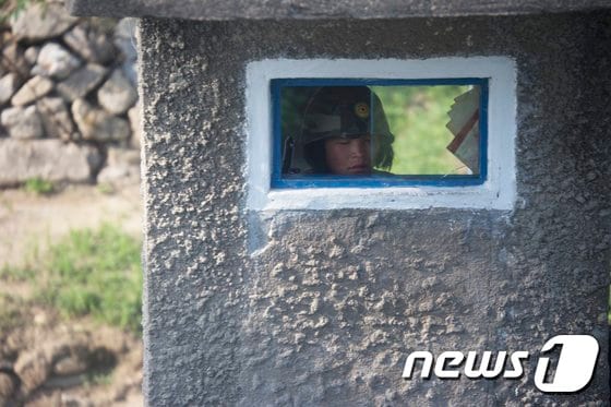 NK뉴스는 북한 당국이 '싫어하는' 사진 중 하나인 군인과 초소의 모습도 공개했다. NK뉴스의 설립자 채드 오캐럴은 