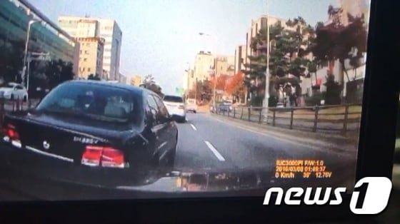 차선 변경하는 앞차를 일부러 뒤에서 들이받는 모습.(경기 수원중부경찰서 제공)© News1